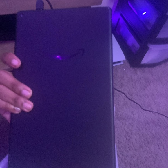 Amazon tablet (crack on screen) - Picture 2 of 2